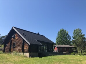 Exterior - Tranquil coastal retreat - perfect for remote work, sauna & nature by the sea (Grisslehamn)