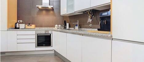 Jääkaappi, mikroaaltouuni, uuni, liesi