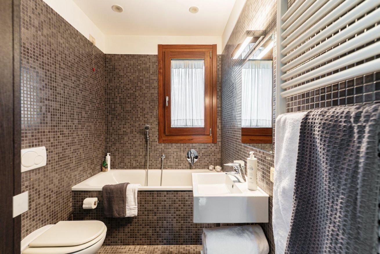 Shower, bidet, towels