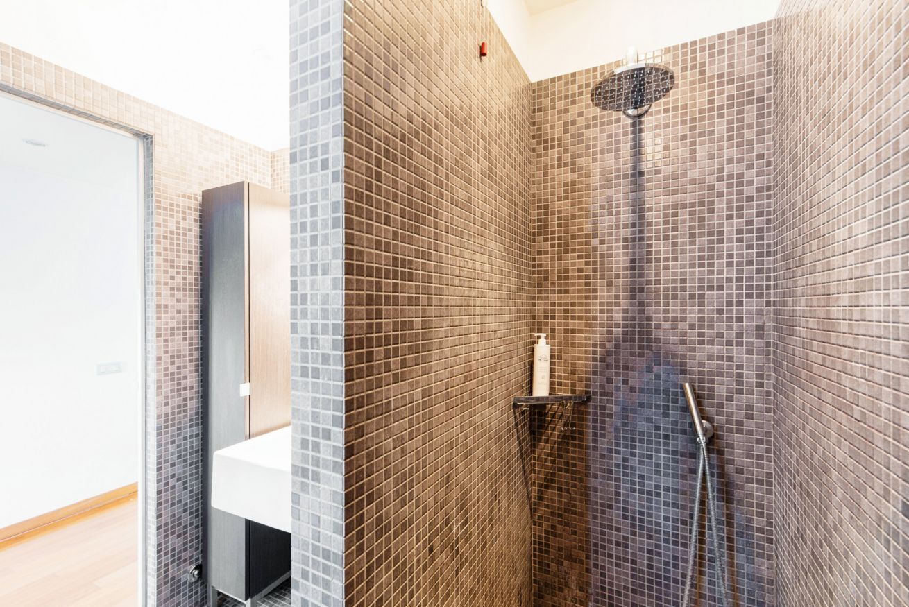 Shower, bidet, towels