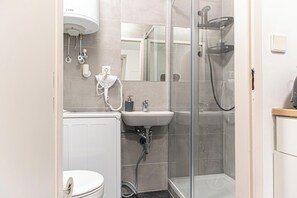 Basic Apartment | Bathroom - Charming 1BR Getaway Central Meidling (Vienna)
