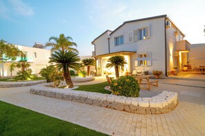 Outdoor dining - Prestigious detached villa with heated outdoor pool and spa (Sicilia)