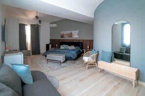 4 bedrooms, desk, iron/ironing board, free WiFi - Prestigious detached villa with heated outdoor pool and spa (Sicilia)