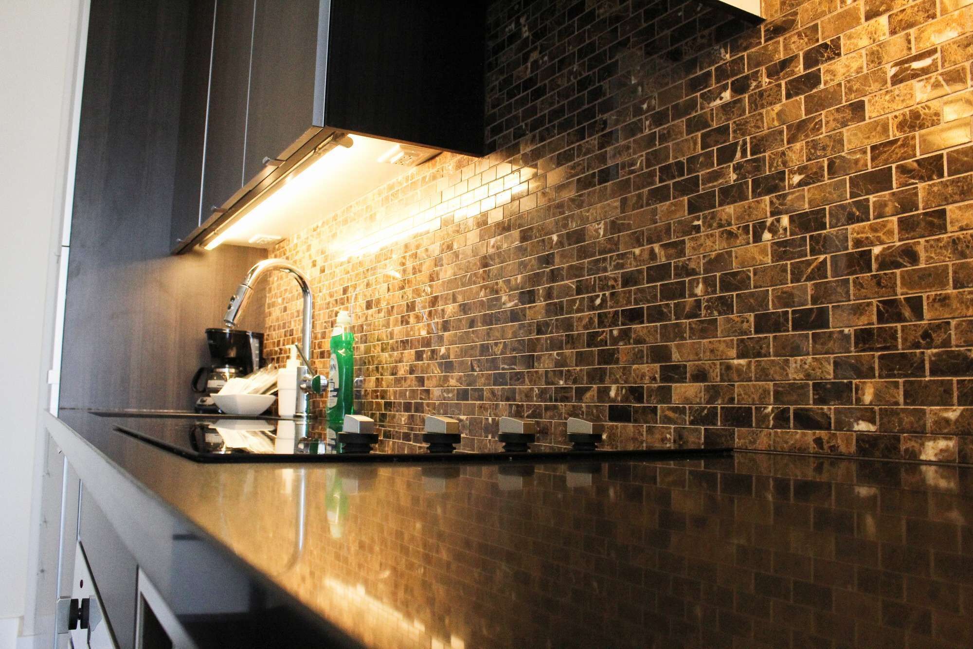 Réfrigérateur, four à micro-ondes, un four, surface de cuisson