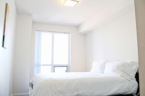 1 bedroom, iron/ironing board, WiFi, bed sheets - RivetStays | The Atmos Gallery Suite - 1 Bedroom + Den Condo (Toronto)