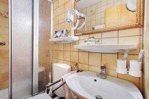 Regadera, secadora de cabello, toallas 