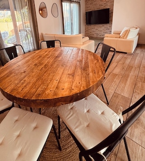 Dining - House 8 pers with garden - Near Geneva (15 min) - Ideal for families & professionals (Vétraz-Monthoux)