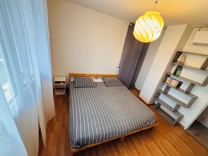 Een strijkplank/strijkijzer, wifi, beddengoed