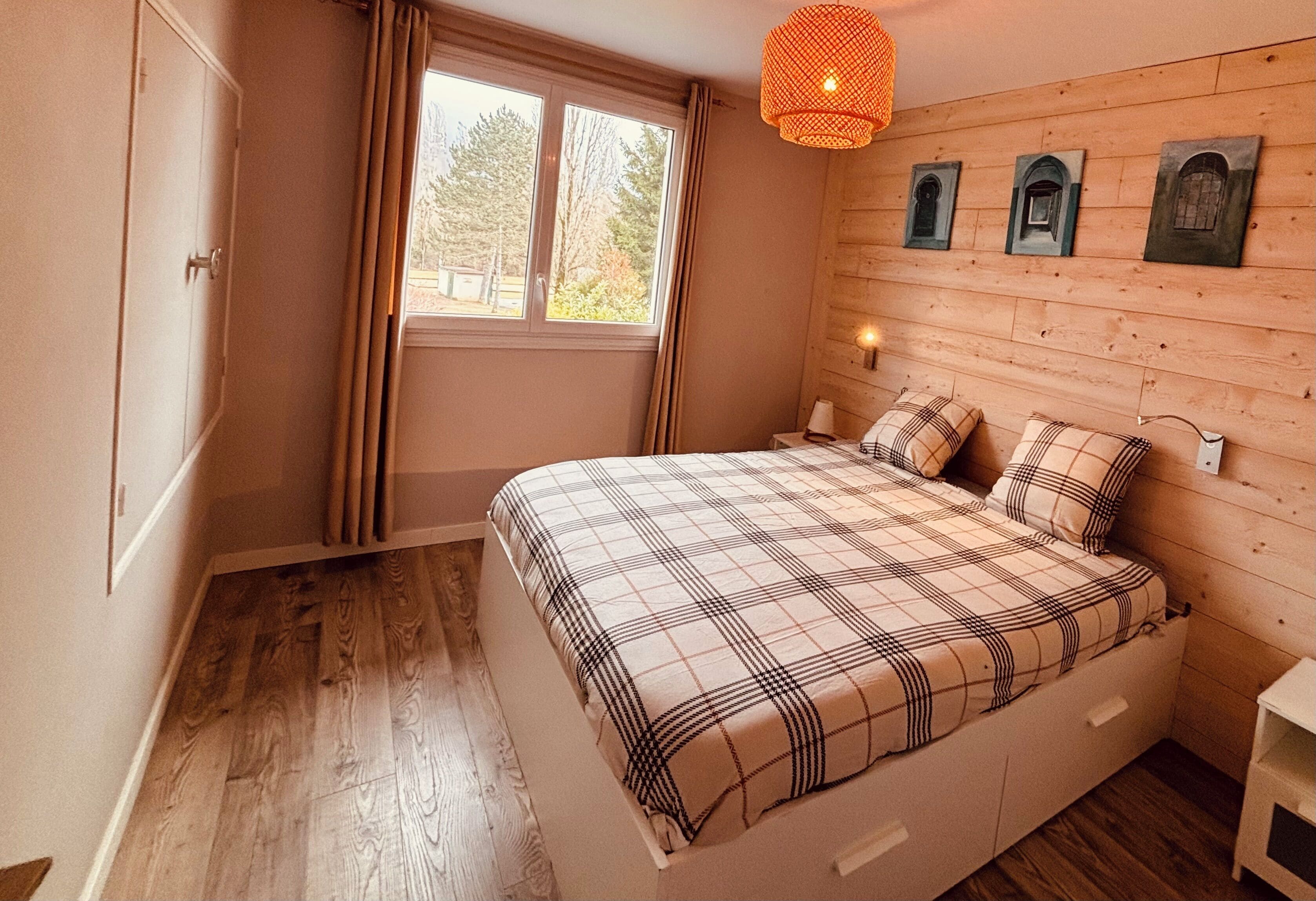 Een strijkplank/strijkijzer, wifi, beddengoed