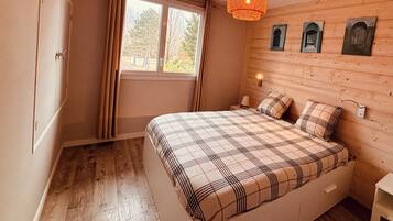 Een strijkplank/strijkijzer, wifi, beddengoed