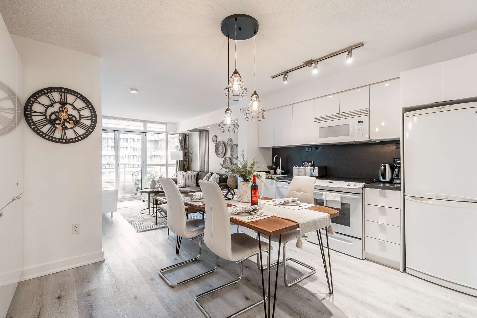 Réfrigérateur, micro-ondes, four, plaque de cuisson