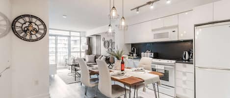 Réfrigérateur, micro-ondes, four, plaque de cuisson