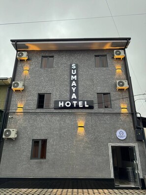 A building with a sign reading 'SUMAYA HOTEL' and multiple air conditioning units. - Sumaya Hotel (Tashkent)