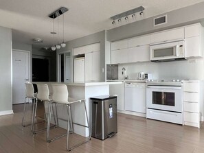 Een koelkast, een magnetron, een oven, een kookplaat