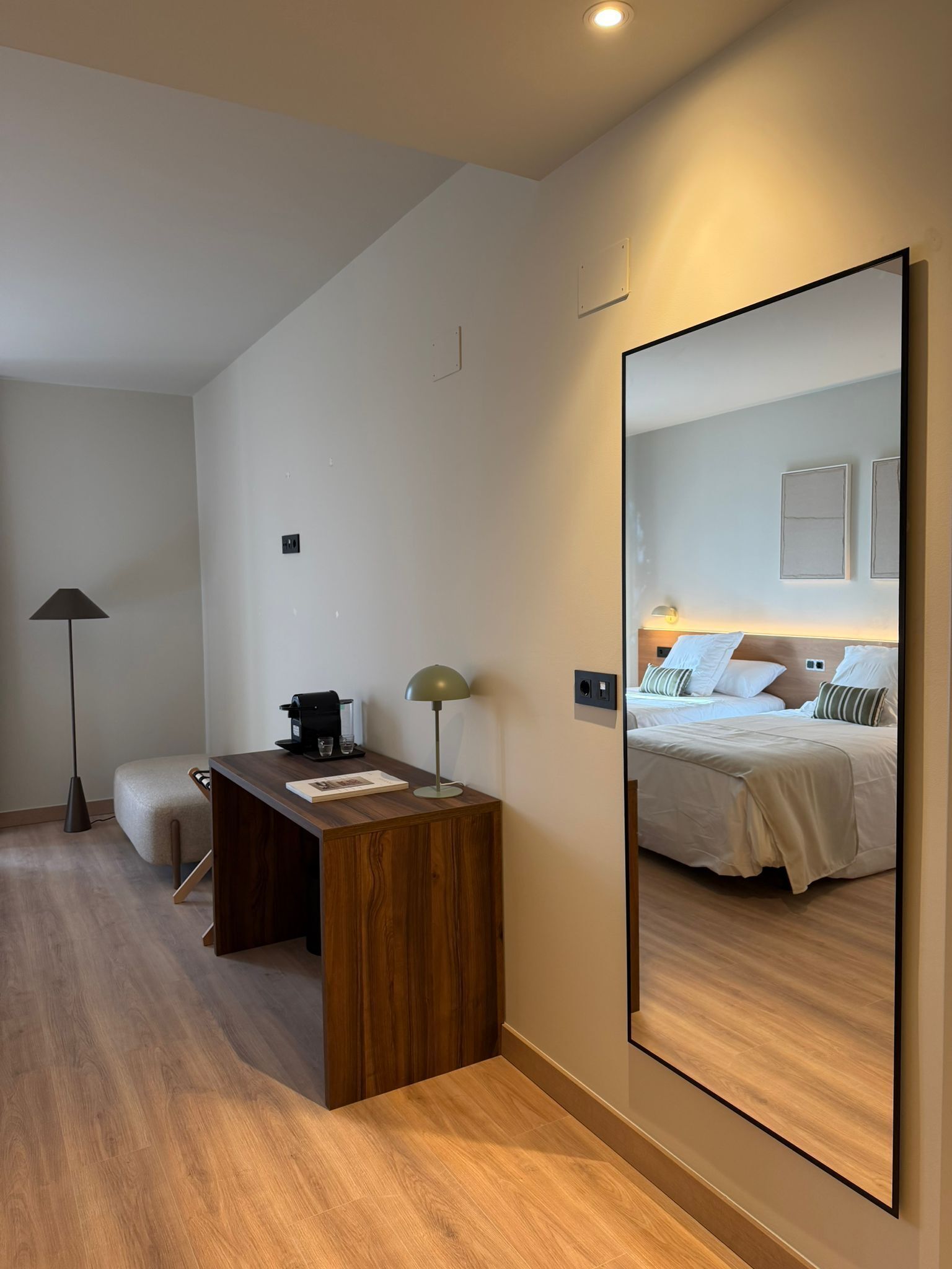Habitación con 1 cama matrimonial o 2 individuales | Caja de seguridad en la habitación y escritorio 