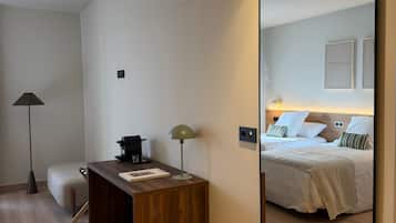 Habitación con 1 cama matrimonial o 2 individuales | Caja de seguridad en la habitación y escritorio