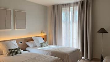 Double or Twin Room | In-room safe, desk, laptop workspace, blackout drapes