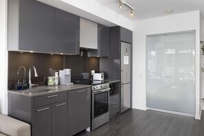 Frigorífic, microones, forn i placa de cuina 