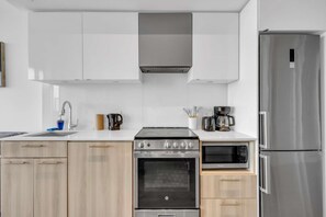 Frigorífico, microondas, horno y placa de cocina