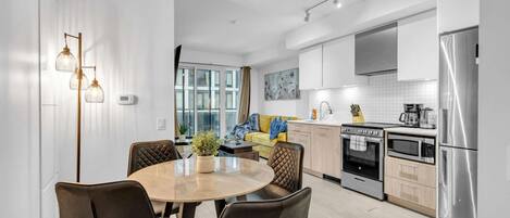 Réfrigérateur, micro-ondes, four, plaque de cuisson