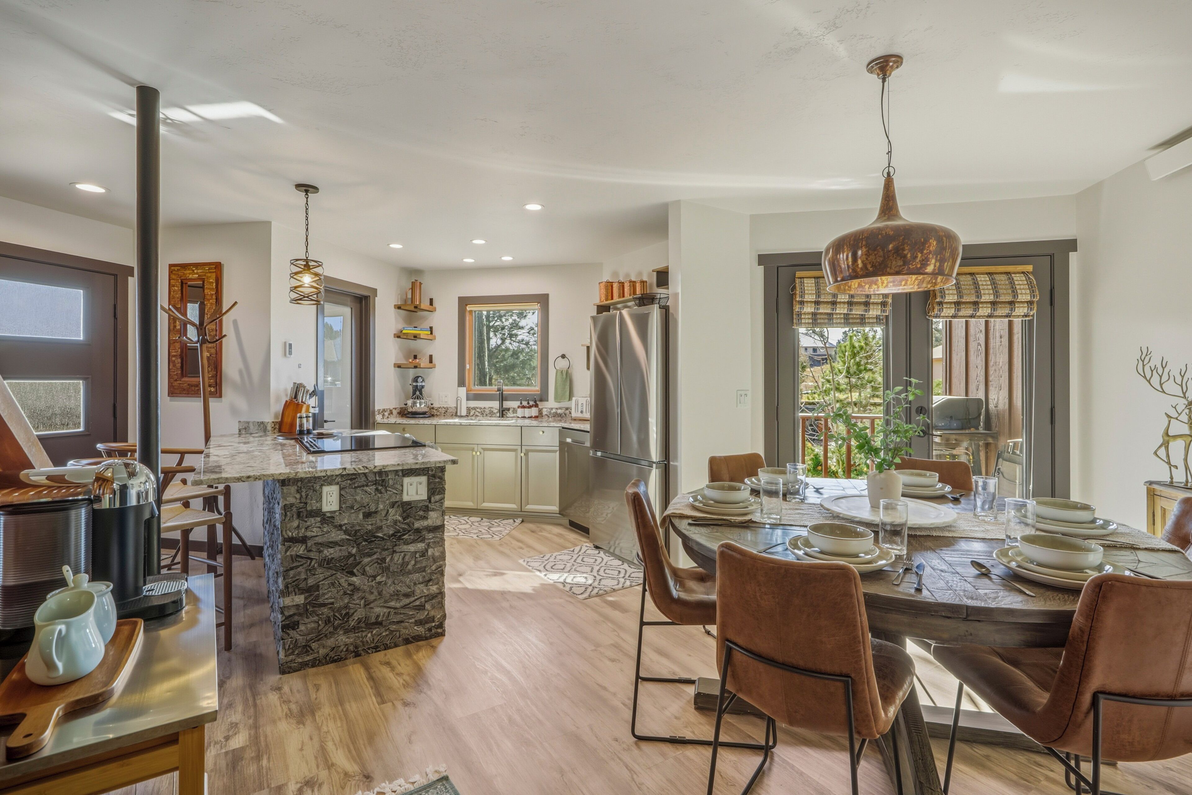 Jääkaappi, mikroaaltouuni, uuni, liesi