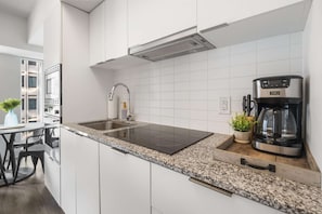 Frigorífico, microondas, horno y placa de cocina