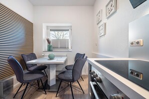 Dining - Hohenkämpen Apartment with Private Terrace and Wi-Fi (Stuhr)