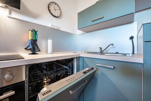 Kylskåp, ugn, spishäll och diskmaskin