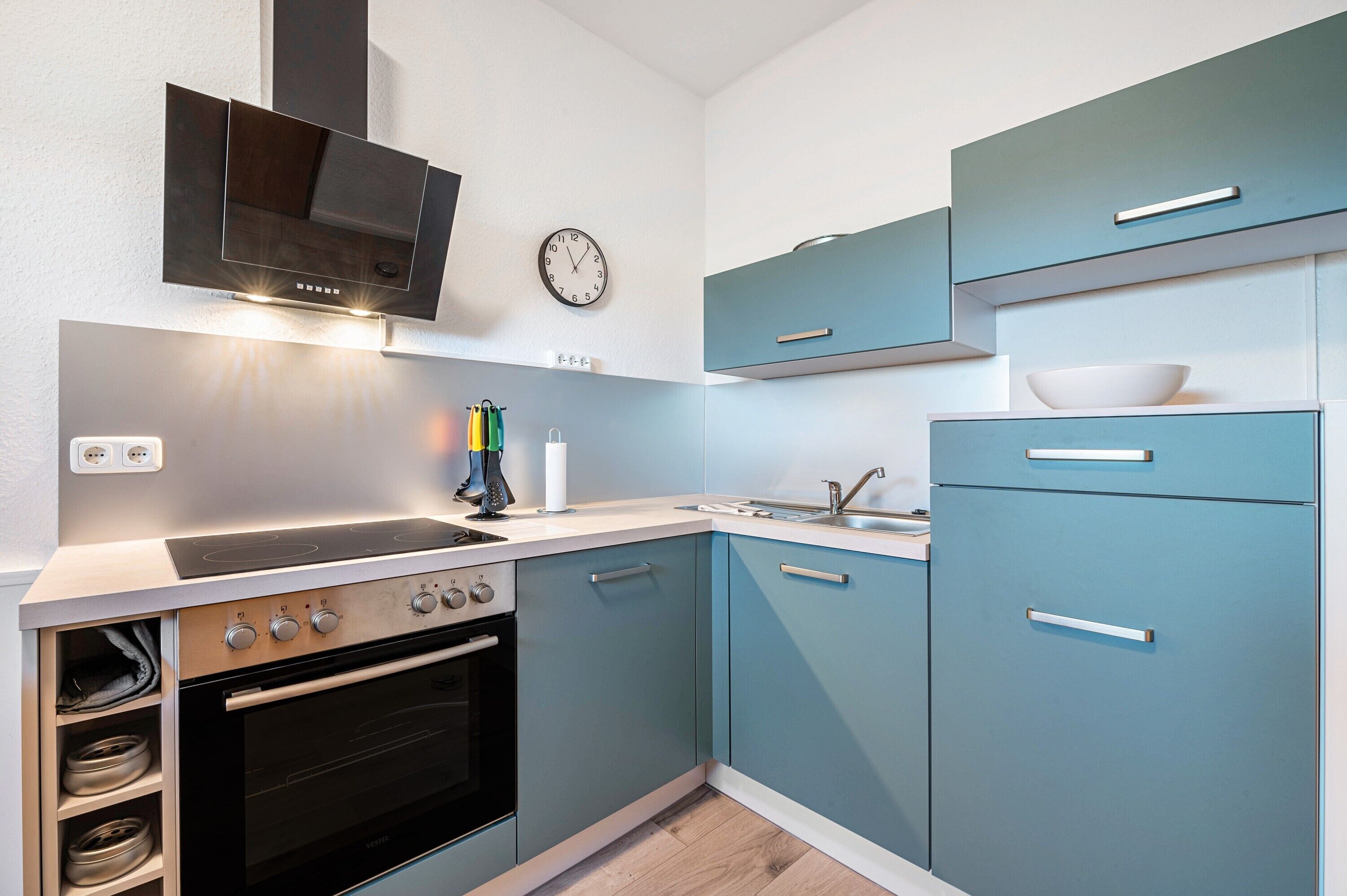 Frigorífico, horno, placa de cocina y lavavajillas