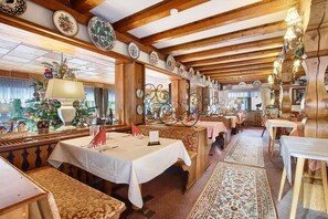Dining - Hotel Bären – Three-Star: Double Room 8 / incl. Breakfast / 2 Guests / Balcony / Mountain View / WiFi (Bernau im Schwarzwald)