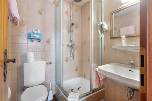 Shower, hair dryer, towels - Hotel Bären – Three-Star: Double Room 8 / incl. Breakfast / 2 Guests / Balcony / Mountain View / WiFi (Bernau im Schwarzwald)