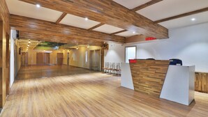 Un'ampia stanza con pavimento in legno e una scrivania della reception.