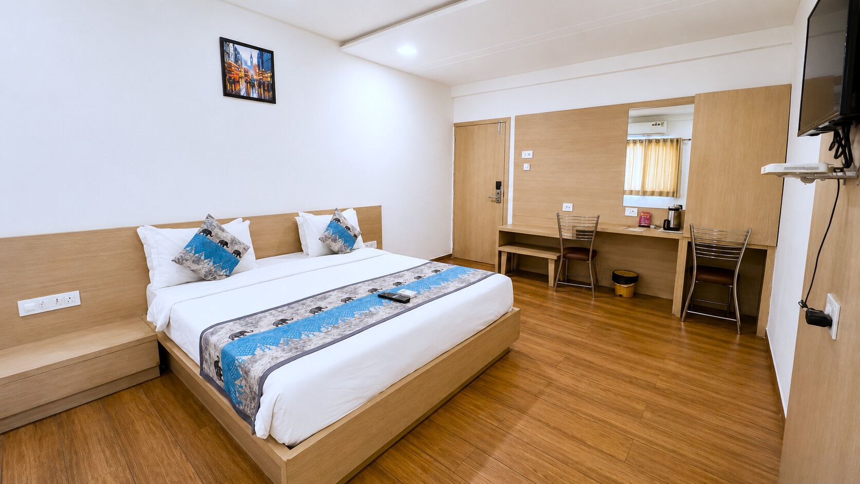 Suite Club Room | Desk, soundproofing, free WiFi, bed sheets