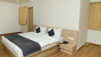 Escritorio, sistema de insonorización, wifi gratis y ropa de cama