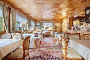 Dining - Hotel Bären - Three-Star: Single Room 9 / Breakfast Included / 1 Person / Balcony / WiFi (Bernau im Schwarzwald)