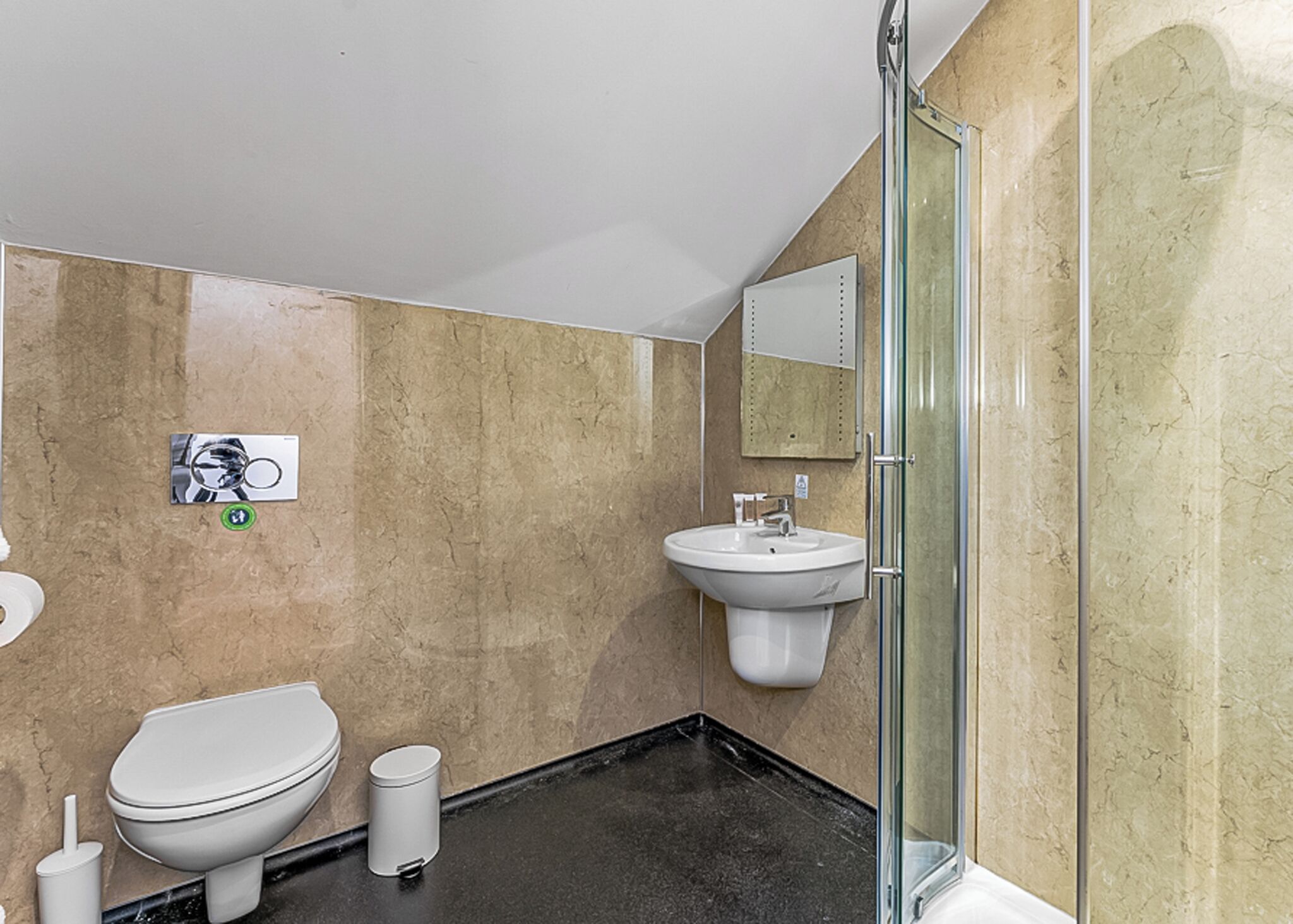 Un baño con inodoro, lavabo y ducha.