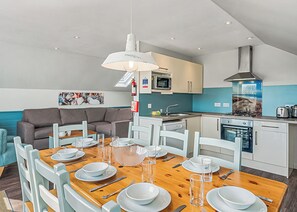 Fridge, oven, stovetop, toaster - 3 bedroom accommodation in Woolacombe (Woolacombe)