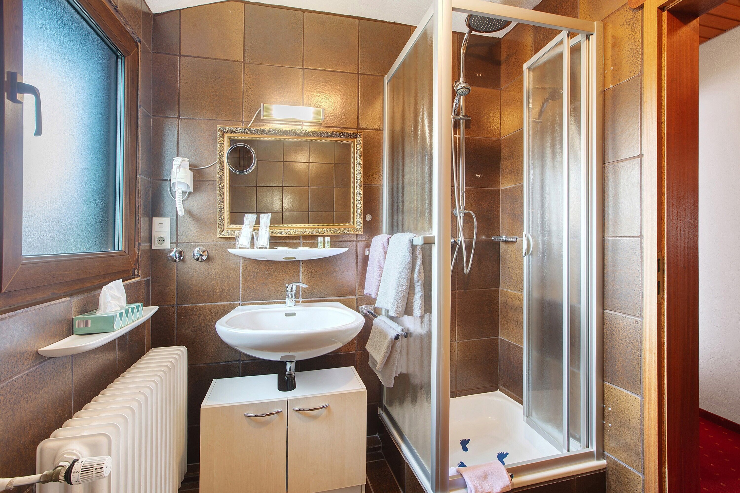 Een douche, een haardroger, handdoeken