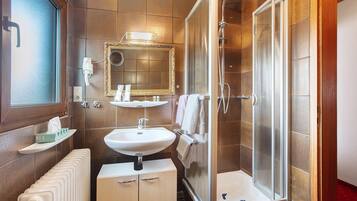 Een douche, een haardroger, handdoeken