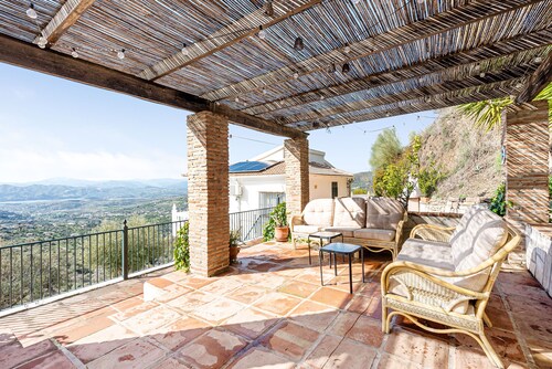 Villa 'Mirador' with Lake View, Wi-Fi and Air Conditioning