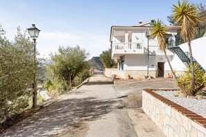 Exterior - Villa 'Mirador' with Lake View, Wi-Fi and Air Conditioning (Alcaucín)