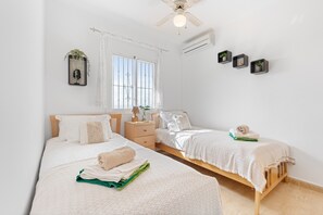 3 bedrooms, iron/ironing board, WiFi, bed sheets - Villa 'Mirador' with Lake View, Wi-Fi and Air Conditioning (Alcaucín)