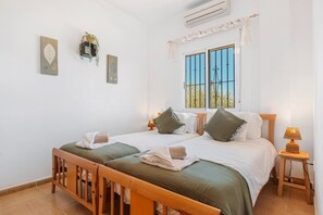 Iron/ironing board, WiFi - Villa 'Mirador' with Lake View, Wi-Fi and Air Conditioning (Alcaucín)