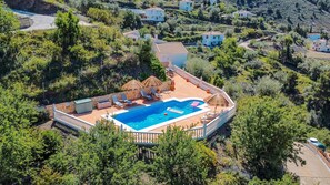 Pool - Villa 'Mirador' with Lake View, Wi-Fi and Air Conditioning (Alcaucín)