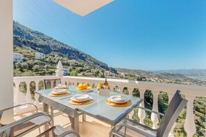 Outdoor dining - Villa 'Mirador' with Lake View, Wi-Fi and Air Conditioning (Alcaucín)
