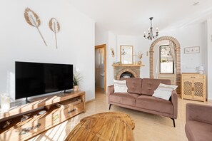 TV, DVD player - Villa 'Mirador' with Lake View, Wi-Fi and Air Conditioning (Alcaucín)