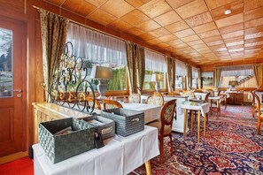 Dining - Hotel Bären – Three-Star: Single Room 11 / Breakfast Included / 1 Person / WiFi (Bernau im Schwarzwald)