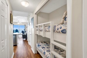 1 slaapkamer, een strijkplank/strijkijzer, gratis wifi, beddengoed