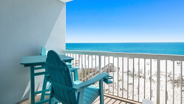 Un balcon avec vue sur la plage et l’océan.