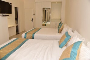 Habitación cuádruple Deluxe | Caja fuerte, escritorio, espacio para trabajar con un portátil